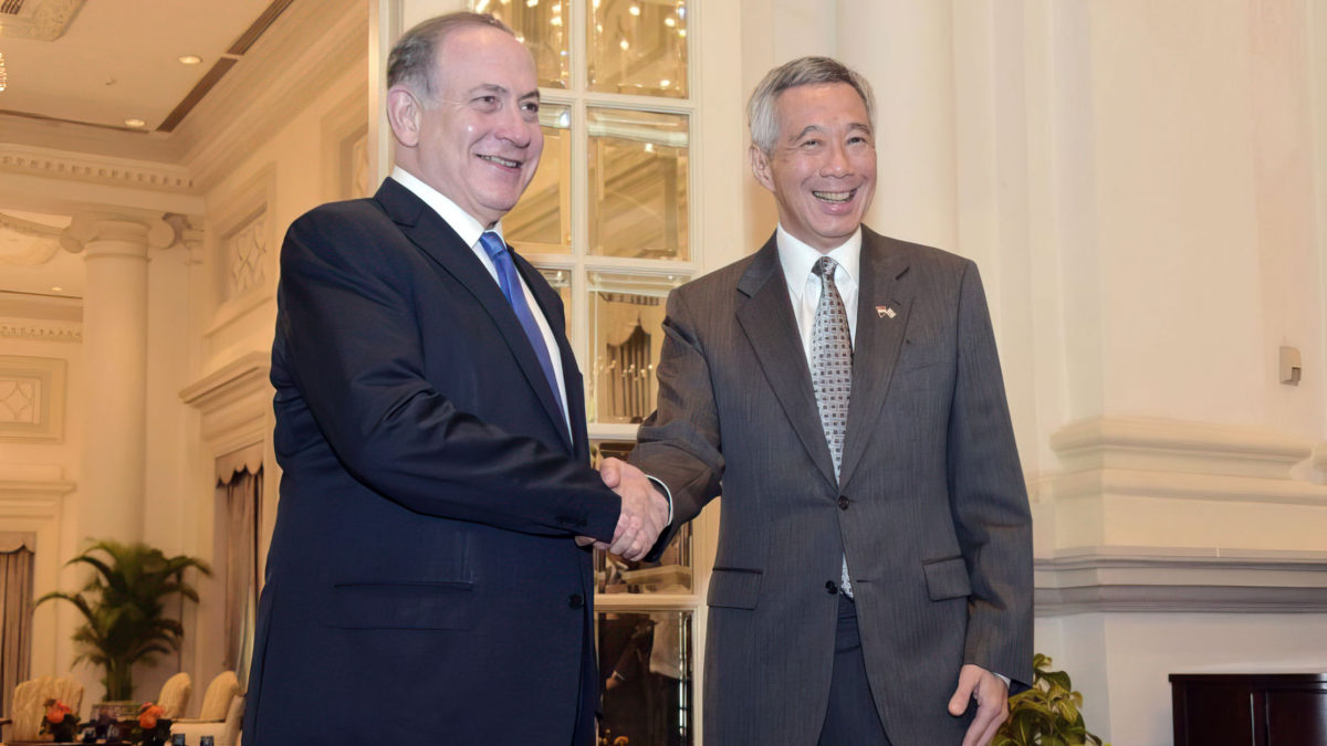 El primer ministro Benjamín Netanyahu, a la izquierda, posa con el primer ministro de Singapur, Lee Hsien Loong, para una foto en el palacio presidencial Istana en Singapur, el 20 de febrero de 2017. (AP Photo/Joseph Nair)
