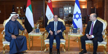 El primer ministro de Israel se reúne con el presidente de Egipto y el príncipe heredero de los EAU
