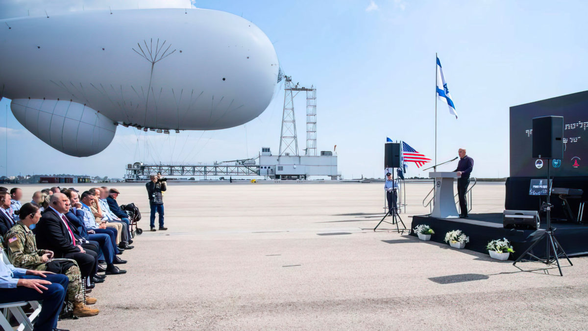 Un enorme dirigible que contiene un sistema de radar avanzado para detectar misiles y drones entrantes, como se ve en una ceremonia en el norte de Israel, el 21 de marzo de 2021. (Fuerzas de Defensa de Israel)
