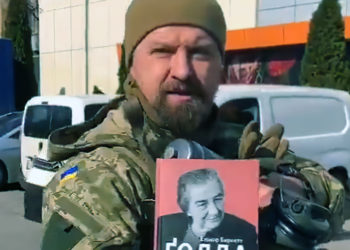 El soldado ucraniano “Zion” lleva un libro de Golda Meir cuando combate