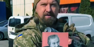 El soldado ucraniano “Zion” lleva un libro de Golda Meir cuando combate