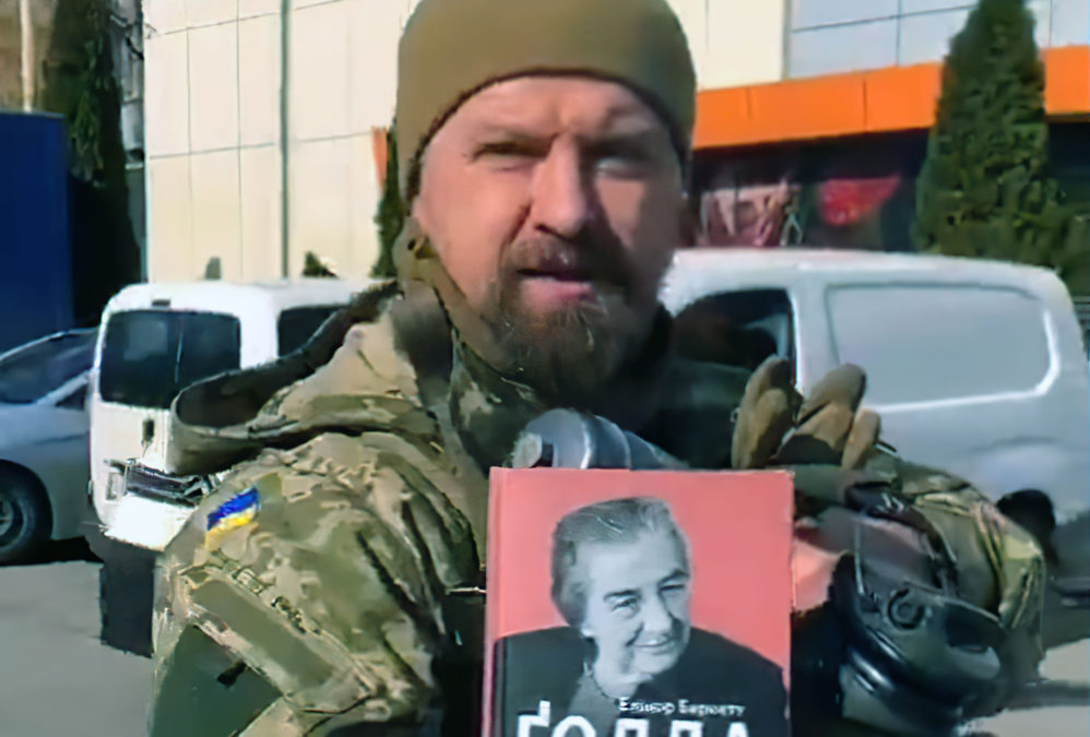 El soldado ucraniano “Zion” lleva un libro de Golda Meir cuando combate