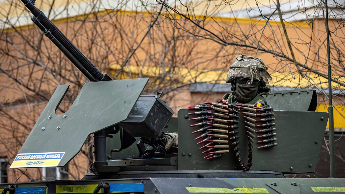 Un soldado ucraniano sentado en un coche blindado en los suburbios de Kiev el 26 de marzo de 2022, en medio de la invasión militar rusa de Ucrania. (Fadel Senna/AFP)
