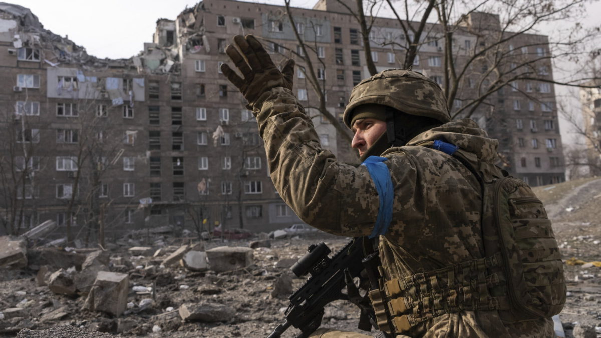 Un militar ucraniano vigila su posición en Mariupol, Ucrania, el 12 de marzo de 2022. (Mstyslav Chernov/AP)