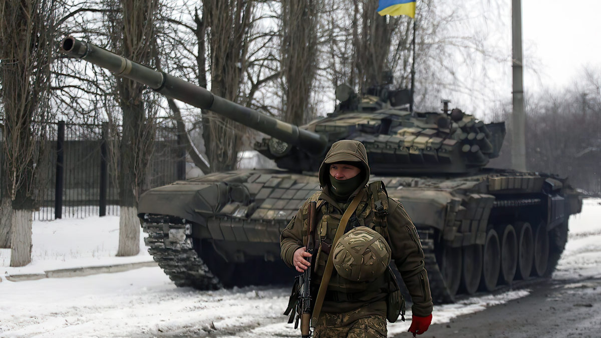 Un militar de las Fuerzas Militares de Ucrania en la región de Lugansk, el 11 de marzo de 2022. (Anatolii Stepanov/AFP)
