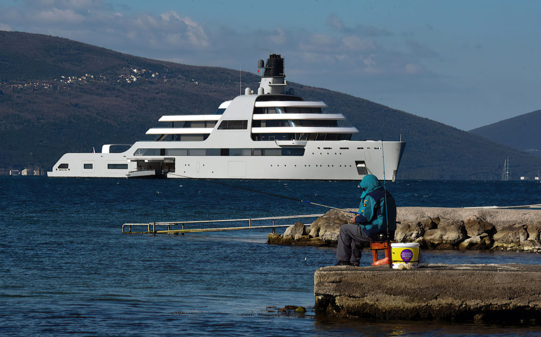 El megayate de Abramovich es visto atracando en Turquía