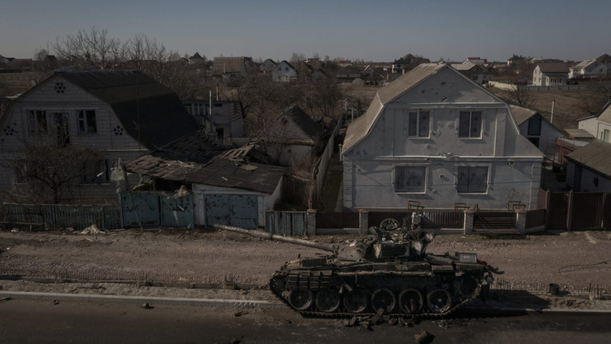 Un tanque destruido se ve después de las batallas entre las fuerzas ucranianas y rusas en una carretera principal cerca de Brovary, al norte de Kiev, Ucrania, el jueves 10 de marzo de 2022. (AP Photo/Felipe Dana)
