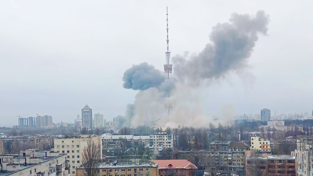 Rusia bombardea una torre de televisión en el centro de Kiev