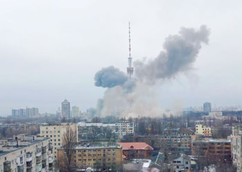 Rusia bombardea una torre de televisión en el centro de Kiev