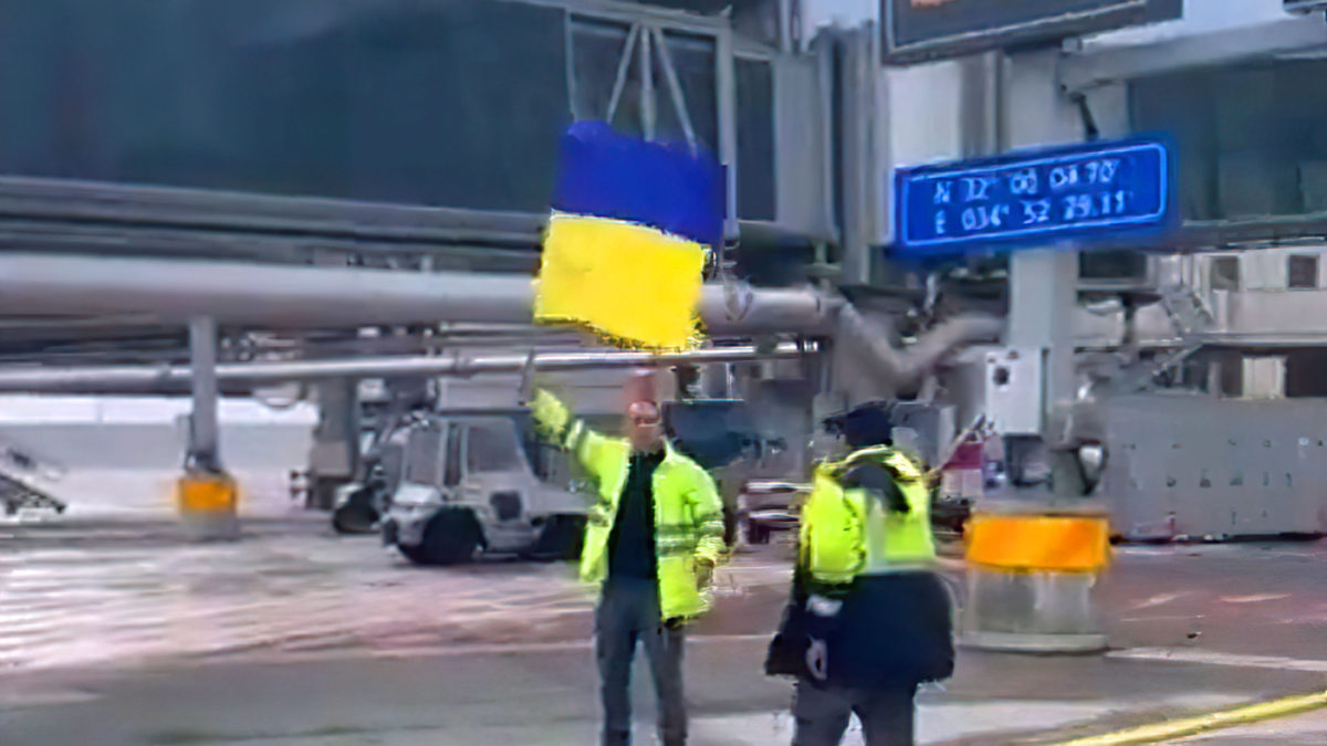 Trabajador israelí ondea una bandera ucraniana frente a un avión ruso: es suspendido