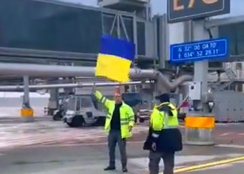 Trabajador israelí ondea una bandera ucraniana frente a un avión ruso: es suspendido