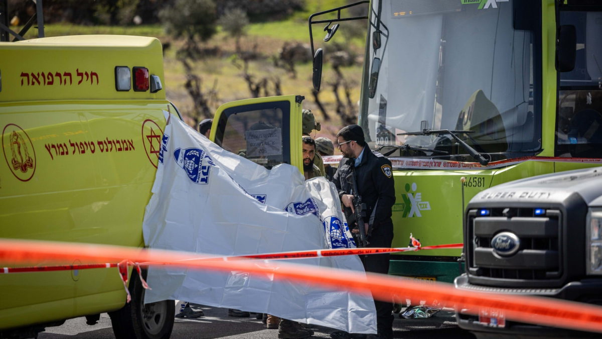 Soldados israelíes, policías y médicos son vistos en la escena de un ataque de apuñalamiento cerca del cruce de Neve Daniel en Cisjordania, el 31 de marzo de 2022. (Yonatan Sindel/FLASH90)