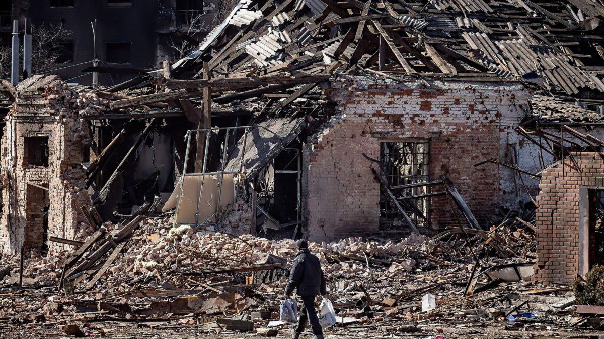 En la ciudad ucraniana arrebatada a Rusia solo quedan devastación y hambre