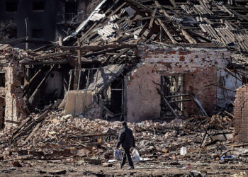 En la ciudad ucraniana arrebatada a Rusia solo quedan devastación y hambre