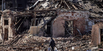 En la ciudad ucraniana arrebatada a Rusia solo quedan devastación y hambre