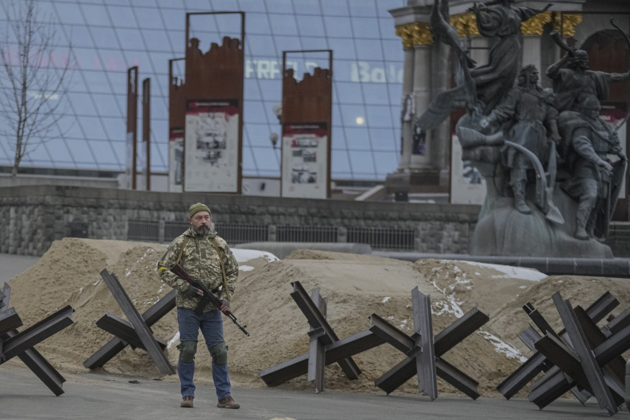 Un hombre armado se encuentra cerca de una barricada durante una alarma de ataque aéreo en la plaza Maidan, en Kiev, Ucrania, el 1 de marzo de 2022. (AP Photo/Vadim Ghirda)