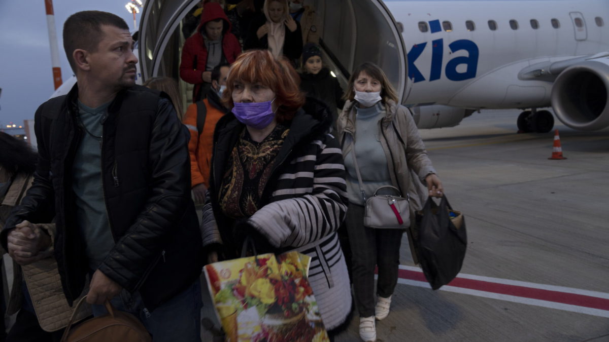 Ucranianos desembarcan de un vuelo especial a Israel procedente de Rumanía al aterrizar en el aeropuerto Ben Gurion, el 8 de marzo de 2022. (Maya Alleruzzo/AP)