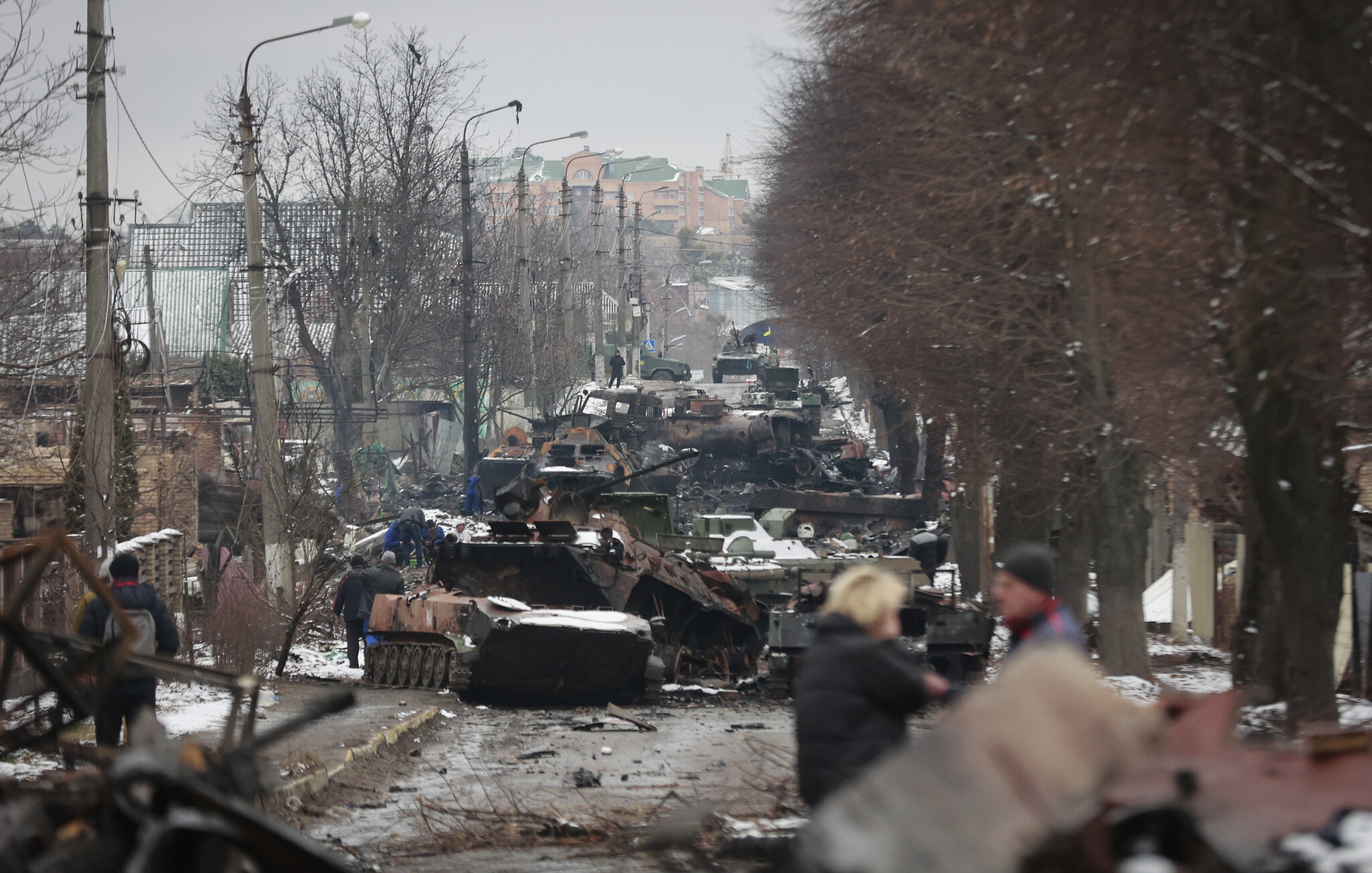 Ilustrativo: Personas observan los restos destruidos de vehículos militares rusos en una carretera de la ciudad de Bucha, cerca de la capital Kiev, Ucrania, el martes 1 de marzo de 2022. (AP/Serhii Nuzhnenko)