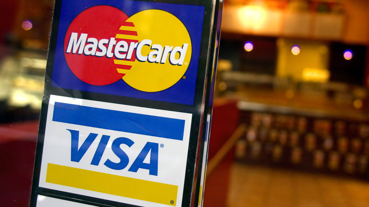 Visa y Mastercard suspenden sus operaciones en Rusia