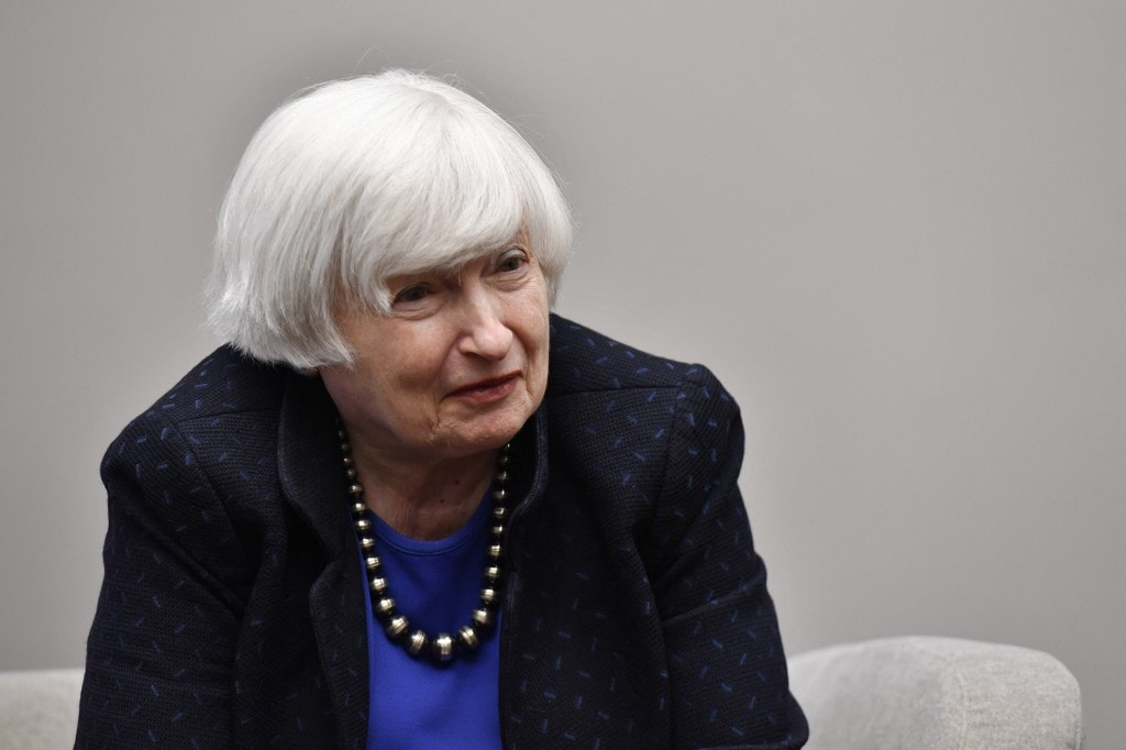 En esta foto de archivo tomada el 10 de marzo de 2022 la secretaria del Tesoro de EE. UU., Janet Yellen, escucha durante una mesa redonda con mujeres empresarias durante su visita al Centro de Recursos Mi Casa en Denver, Colorado. (Jason CONNOLLY / GETTY IMAGES NORTH AMERICA / AFP)