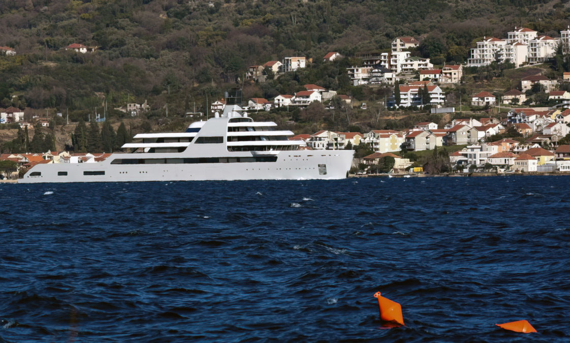 Manifestantes bloquean el yate Solaris de Roman Abramovich en Turquía