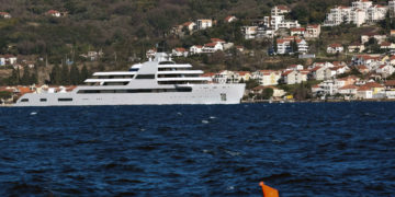 Manifestantes bloquean el yate Solaris de Roman Abramovich en Turquía