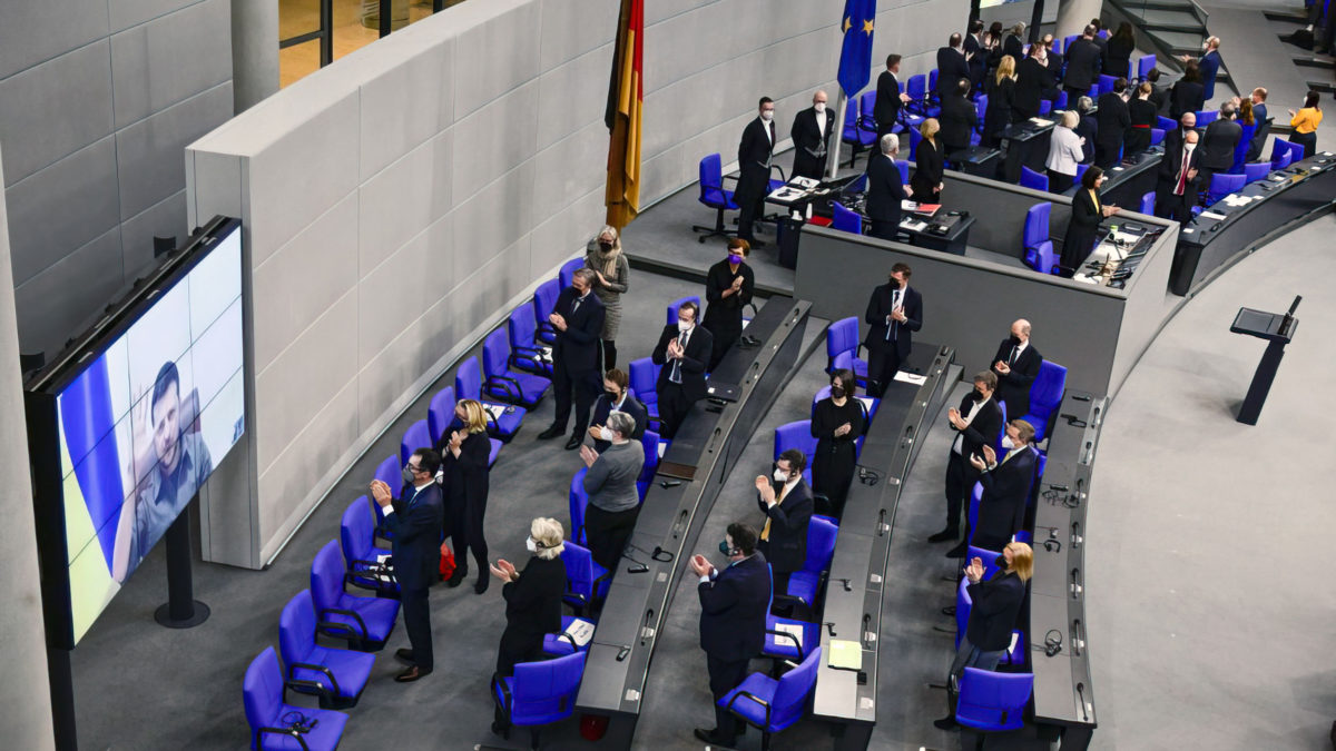 Zelensky invoca el lema del Holocausto “nunca más” ante los diputados alemanes