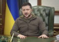 En esta imagen de vídeo proporcionada por la Oficina de Prensa Presidencial de Ucrania, el presidente ucraniano Volodymyr Zelenskyy habla desde Kiev, Ucrania, el 28 de marzo de 2022. (Oficina de Prensa Presidencial de Ucrania vía AP)