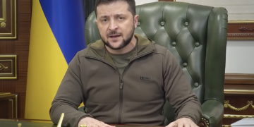 En esta imagen de vídeo proporcionada por la Oficina de Prensa Presidencial de Ucrania, el presidente ucraniano Volodymyr Zelenskyy habla desde Kiev, Ucrania, el 28 de marzo de 2022. (Oficina de Prensa Presidencial de Ucrania vía AP)