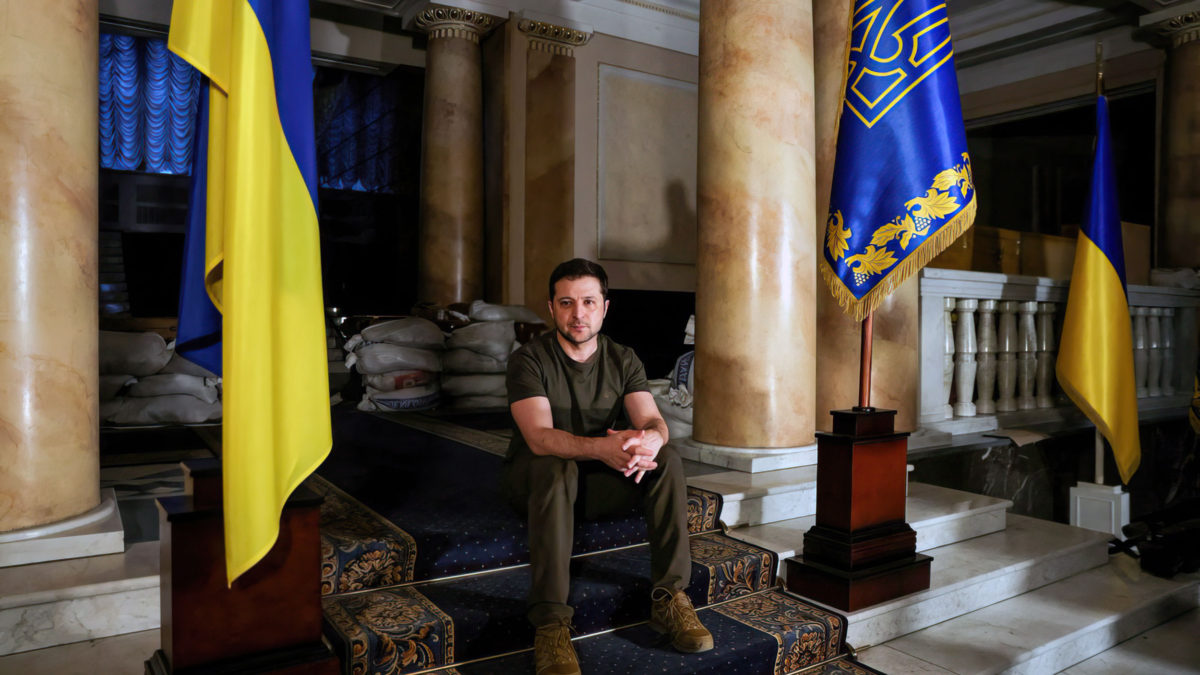 Zelensky revela desafiante que está en su oficina de Kiev: “no escondido”