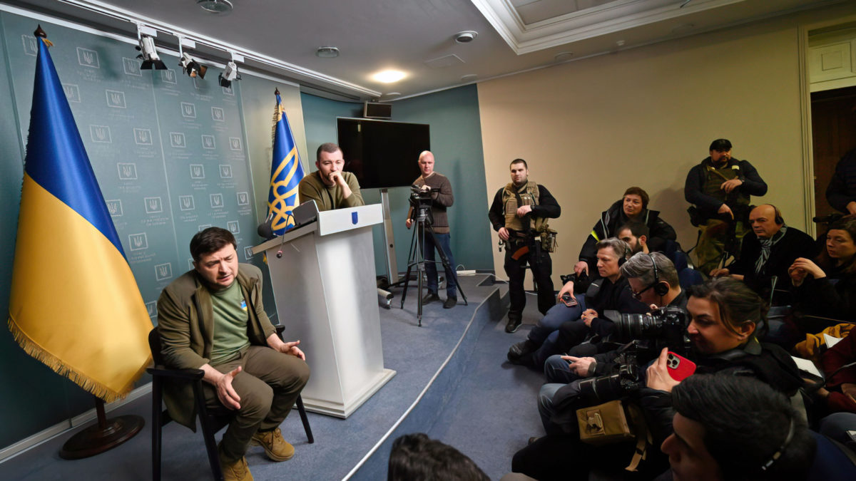 El presidente ucraniano Volodymyr Zelensky habla durante una rueda de prensa en Kiev, el 3 de marzo de 2022. (Sergei Supinsky/AFP)
