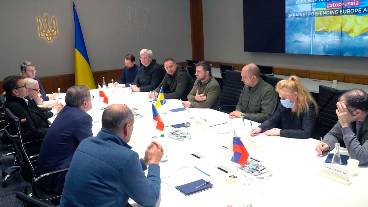 El presidente ucraniano Volodymyr Zelensky y el primer ministro Denys Shmyhal se reúnen con los primeros ministros de Polonia, Eslovenia y la República Checa en Kiev, el 15 de marzo de 2022, en medio de la invasión rusa de Ucrania. (Captura de pantalla: Facebook)
