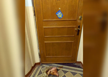 Dejan cabeza de cerdo y frase antisemita en la puerta de un opositor ruso