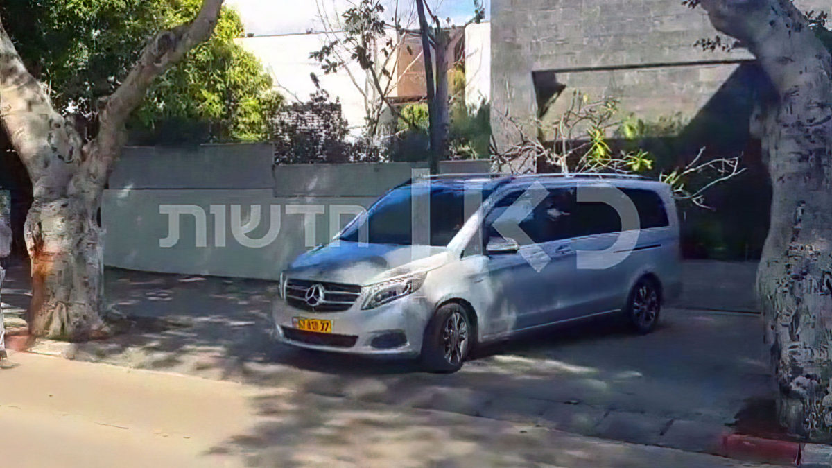 Un vehículo sale de la casa de Roman Abramovich en Herzliya