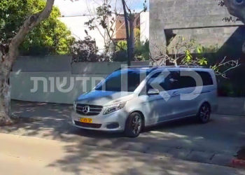 Un vehículo sale de la casa de Roman Abramovich en Herzliya