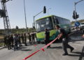 Terrorista palestino apuñala a un israelí dentro de un autobús