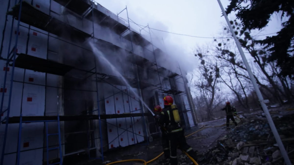 Los bomberos ucranianos trabajan para apagar un incendio en un edificio del cementerio judío situado en el sitio conmemorativo del Holocausto Babi Yar de Kiev, el 1 de marzo de 2022. (Servicio Estatal de Emergencias de Ucrania)