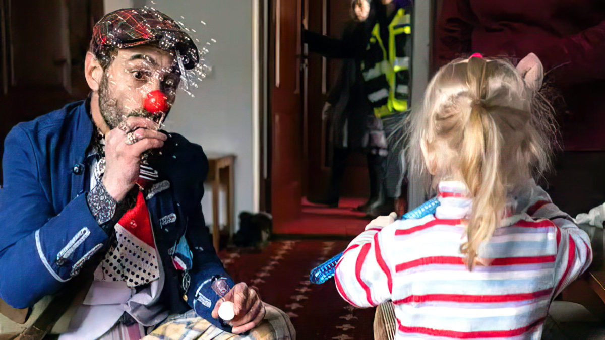 Clowns israelíes ayudan a los niños refugiados en la frontera de Ucrania