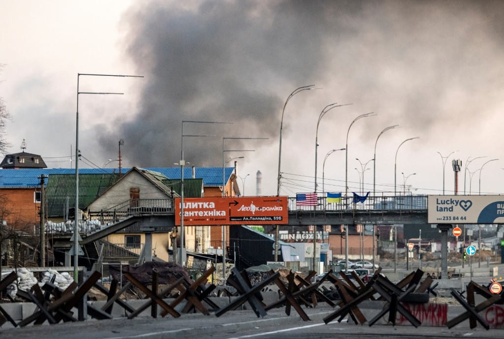 Esta fotografía tomada el 18 de marzo de 2022 muestra el humo que se eleva tras una explosión en Kiev (FADEL SENNA / AFP)