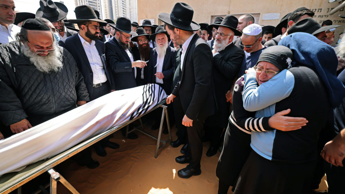 Los dolientes asisten al funeral de Avishai Yehezkel, una de las cinco personas asesinadas en un ataque terrorista en Bnei Brak, el 30 de marzo de 2022 (Menahem KAHANA / AFP)