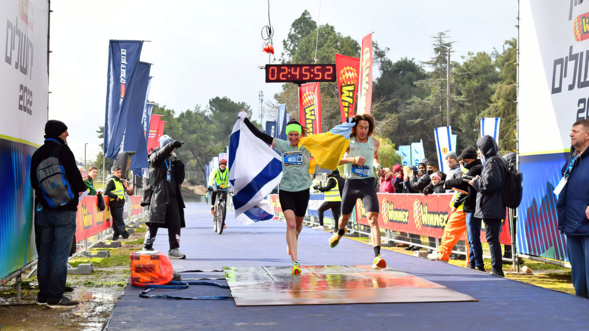 Valentyna Veretska, refugiada ucraniana, gana la carrera femenina del Maratón de Jerusalén