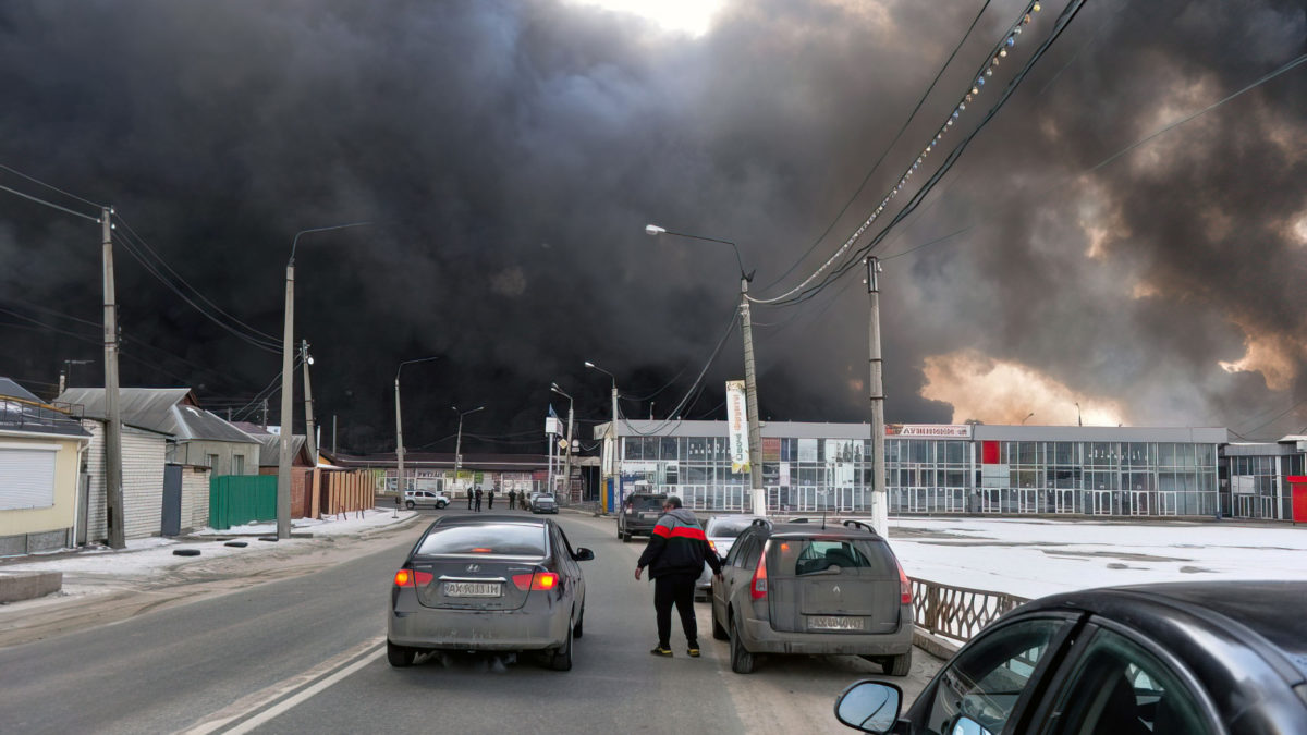 Un humo negro se eleva hacia el cielo desde el mercado de Barabashovo, que al parecer fue alcanzado por un bombardeo, en Kharkiv, el 17 de marzo de 2022, en medio de la actual invasión rusa de Ucrania. (Sergey Bobok/AFP)