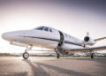 Avión de negocios de lujo con la puerta abierta lista para el embarque de pasajeros, (dicus63, iStock en Getty Images)