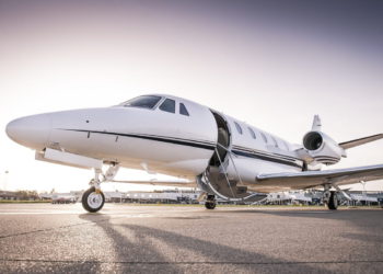 Avión de negocios de lujo con la puerta abierta lista para el embarque de pasajeros, (dicus63, iStock en Getty Images)