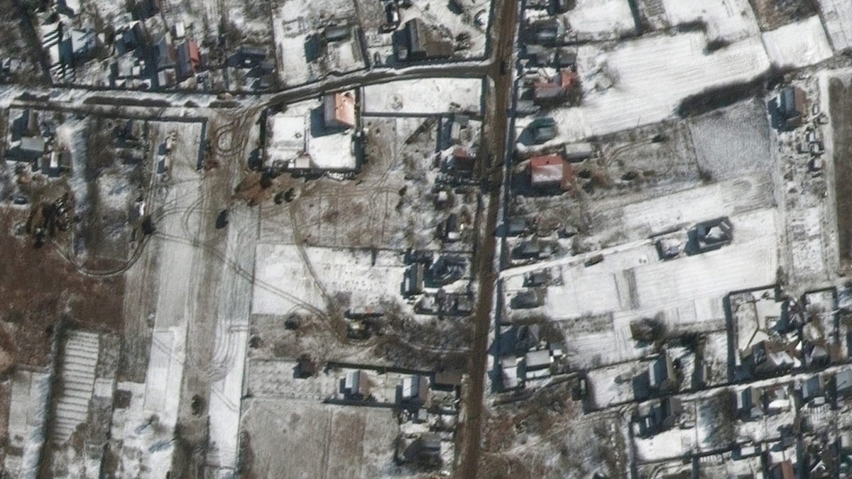 Esta imagen de satélite proporcionada por Maxar Technologies muestra tropas y vehículos militares desplegados en Ozera, Ucrania, al noreste del aeropuerto de Antonov, durante la invasión rusa, el jueves 10 de marzo de 2022. (Imagen de satélite © 2022 Maxar Technologies vía AP)