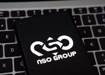 El logotipo de NSO Group se ve en un smartphone colocado sobre el teclado de un portátil. (Mundissima/Alamy)