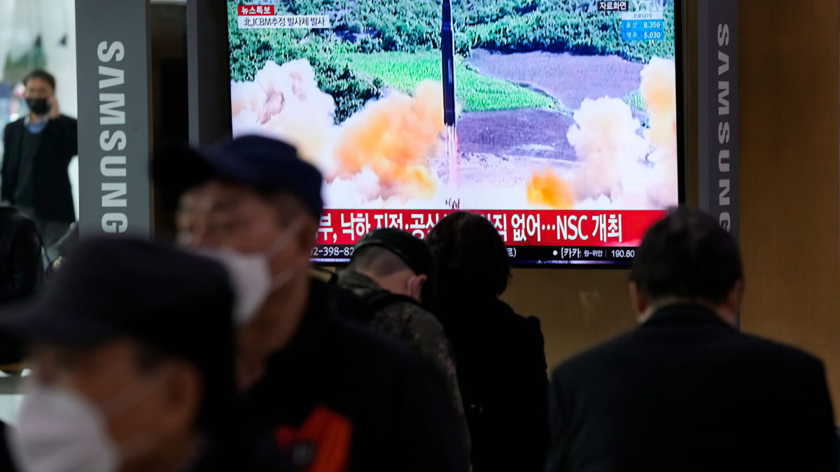 Corea del Norte lanza un misil de largo alcance hacia el mar