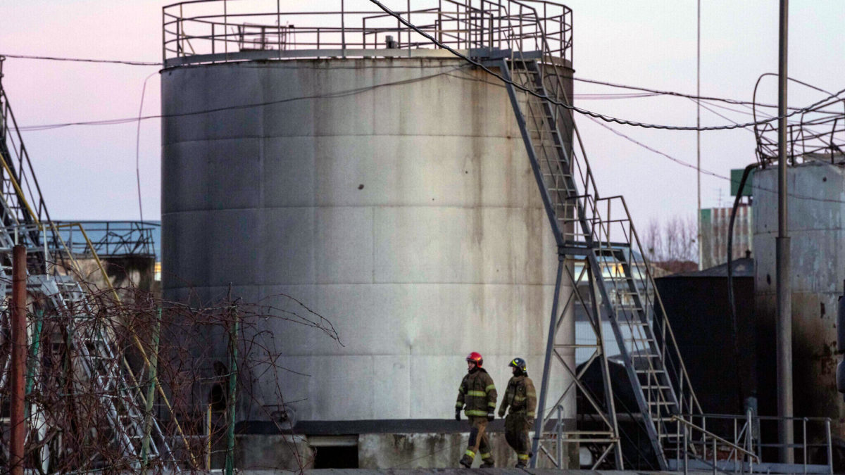 Los bomberos trabajan en el lugar tras el primer ataque con cohetes rusos que alcanzó una instalación petrolera en una zona industrial en las afueras del noreste de Lviv, Ucrania, el 27 de marzo de 2022. (AP Photo/Nariman El-Mofty)