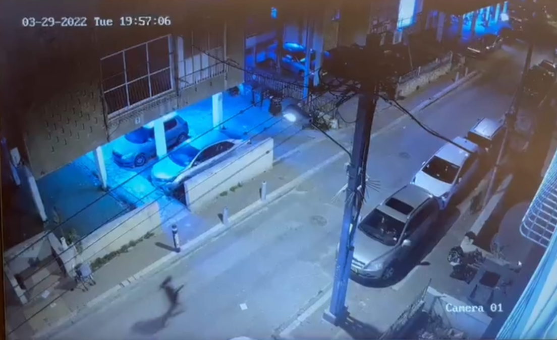 Un vídeo muestra a niños huyendo mientras el terrorista de Bnei Brak corre por la calle