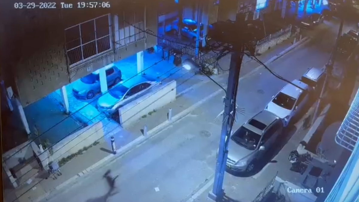 Un vídeo muestra a niños huyendo mientras el terrorista de Bnei Brak corre por la calle